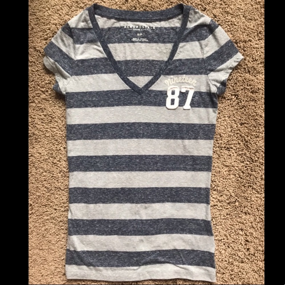 Aeropostale v-neck size small